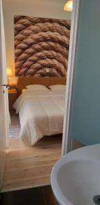 1 dormitorio con cama blanca y lavamanos en Flat31 en Athens