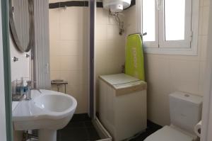 uma pequena casa de banho com lavatório e WC em Flat31 em Atenas