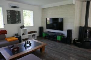 Televisyen dan/atau pusat hiburan di GERARDMER La villa de Corcieux