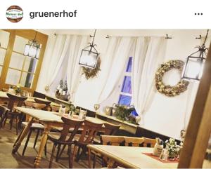 ein Restaurant mit Tischen und Stühlen in einem Zimmer in der Unterkunft Hotel-Gasthof Grüner Hof in Freising