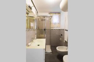 łazienka z wanną, umywalką i toaletą w obiekcie San Marco Luxury Studio w Wenecji