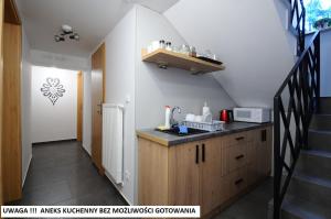 małą kuchnię ze schodami w domu w obiekcie Willa Centrum w Zakopanem