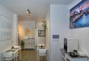 a living room with a kitchen and a dining room at Affittacamere L'APPRODO in Pisa