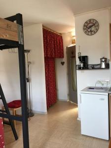 een kamer met een keuken met een aanrecht en een fornuis bij STUDIO 801 in Le Dévoluy