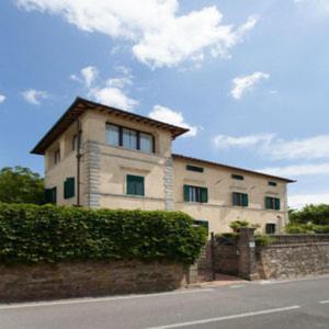 ein Gebäude an der Straßenseite in der Unterkunft Villa Cristina in Castellina in Chianti