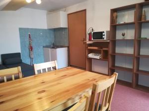 Kuchyň nebo kuchyňský kout v ubytování Apartment and Rooms Aračić