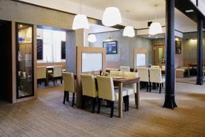 BílovecHotel GTC 3* superior的有桌子和椅子的餐厅