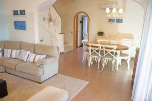A seating area at Beautiful seafront house