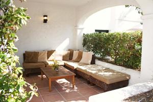 A seating area at Beautiful seafront house