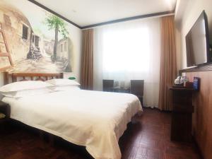 เตียงในห้องที่ Nostalgia Hotel Beijing- Yonghe Lama Temple