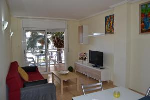 A television and/or entertainment centre at Luminoso y amplio apartamento en Salou con piscina