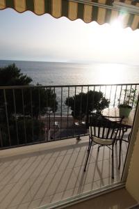 d'un balcon avec une table et une vue sur l'océan. dans l'établissement Vila Snježana Tučepi, à Tučepi