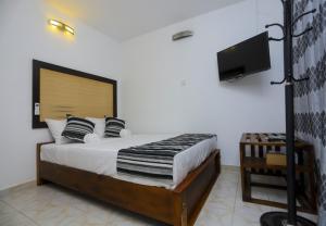 une chambre avec un lit et une télévision à écran plat dans l'établissement Vendol Sky Resort, à Kandy 19 autres photos