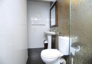 une salle de bain avec toilettes et lavabo dans l'établissement Vendol Sky Resort, à Kandy