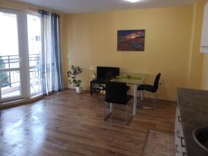 uma sala de estar com mesa e cadeiras em Tvardica Apartment em Burgas