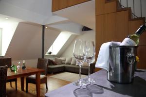 una bottiglia di vino seduta su un tavolo con due bicchieri da vino di Hotel Weinblatt a Sommerach