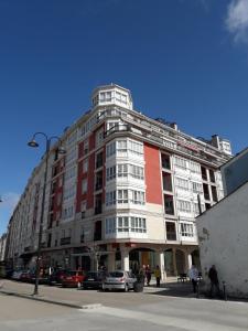 un grand bâtiment au coin d'une rue dans l'établissement Atico céntrico con piscina comunitaria, à Ribadeo