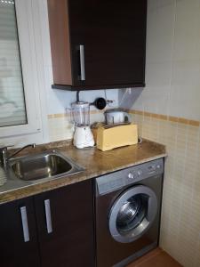 Kuchyňa alebo kuchynka v ubytovaní Atico céntrico con piscina comunitaria