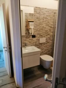 bagno con lavandino e servizi igienici di Ca' antica a Rovereto