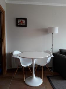 Posedenie v ubytovaní Atico céntrico con piscina comunitaria