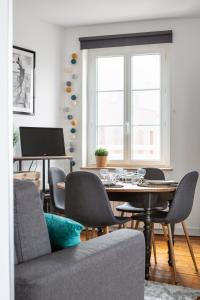 a living room with a table and chairs at Le Plongeoir by Cocoonr in Saint Malo