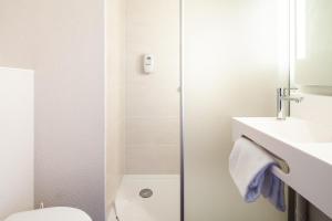 B&B HOTEL Meaux tesisinde bir banyo