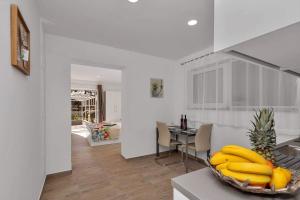 uma cozinha com uma tigela de bananas num balcão em Apartman-Studio Meri em Makarska