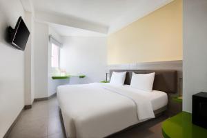 เตียงในห้องที่ Amaris Hotel Mangga Besar