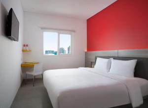 Tempat tidur dalam kamar di Amaris Hotel Mangga Besar