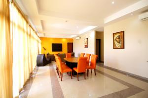 TV a/nebo společenská místnost v ubytování La Cour Hotels and Apartments Glover