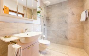 un baño con lavabo e inodoro en Seehotel Malerwinkel, en Rottach-Egern 45 fotos más