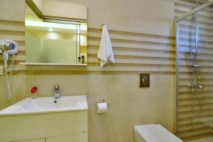 A bathroom at Katoi Apartment 1 Agios Georgios Pagoi