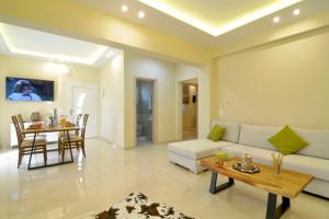A seating area at Katoi Apartment 1 Agios Georgios Pagoi