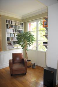 uma sala de estar com uma cadeira e um vaso de plantas em JOLIE PROPRIÉTÉ "VILLA CAMELIA" EN PLEIN COEUR DE L'EVENTAIL DE CABOURG em Cabourg