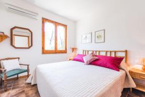 Postel nebo postele na pokoji v ubytování Fabulous Seaside Villa in Cala Sinzias