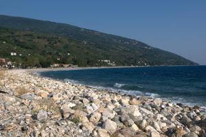 - un grand groupe de rochers sur une plage dans l'établissement Oasis, à Chorefto