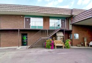 un bâtiment en briques avec un escalier en face de celui-ci dans l'établissement Americas Best Value Inn Roosevelt/Ballard, à Roosevelt