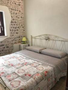 um quarto com uma cama com uma colcha em La cantinetta em Goito