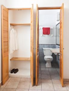 La salle de bains est pourvue de toilettes et d'un lavabo. dans l'établissement Posada de los Angeles, à Oaxaca
