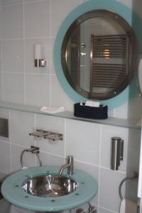 Holiday Hotel YACHTSPORT RESORT Lago Maggiore tesisinde bir banyo