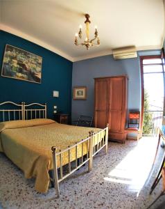 um quarto com uma cama e um lustre em Hotel Merlini em Florença