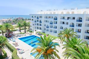 - une vue aérienne sur un hôtel doté d'une piscine et de palmiers dans l'établissement Algarve Beaches Apartment by Portugal Collection, à Porches