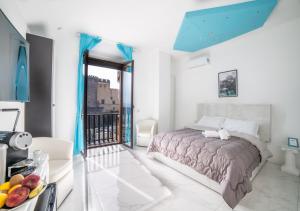 1 dormitorio con 1 cama y balcón en Trinity Luxury Resort by Babylon Stay, en Nápoles