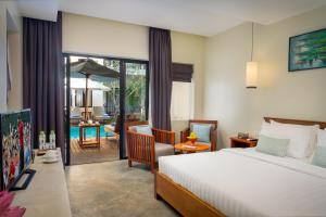 ein Hotelzimmer mit einem Bett und einem Wohnzimmer in der Unterkunft SK Residence in Siem Reap