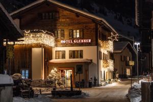 un edificio con luces de Navidad delante de él en 7132 Glenner, en Vals