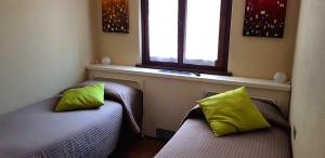 A bed or beds in a room at Bellaguarda ROOMS 10min da Tirano