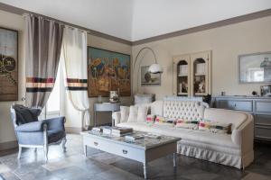 un soggiorno con divano e tavolo di Jasmine Modica Luxury House a Modica