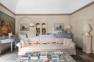 un soggiorno con divano e tavolo di Jasmine Modica Luxury House a Modica