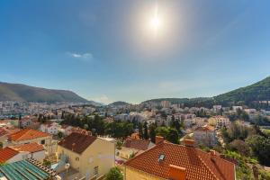 uma vista para uma cidade com casas e montanhas em Finnella em Dubrovnik