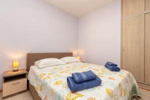um quarto com uma cama com toalhas azuis em Finnella em Dubrovnik